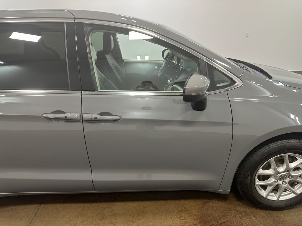 2023 Chrysler Pacifica Touring L photo 35