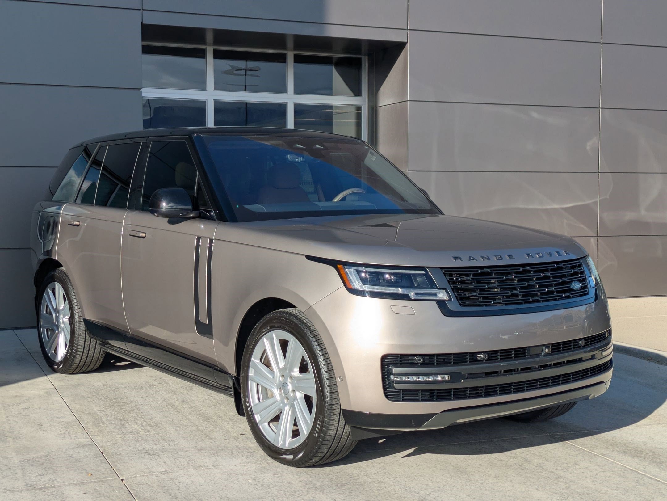2023 Land Rover Range Rover SE photo 3
