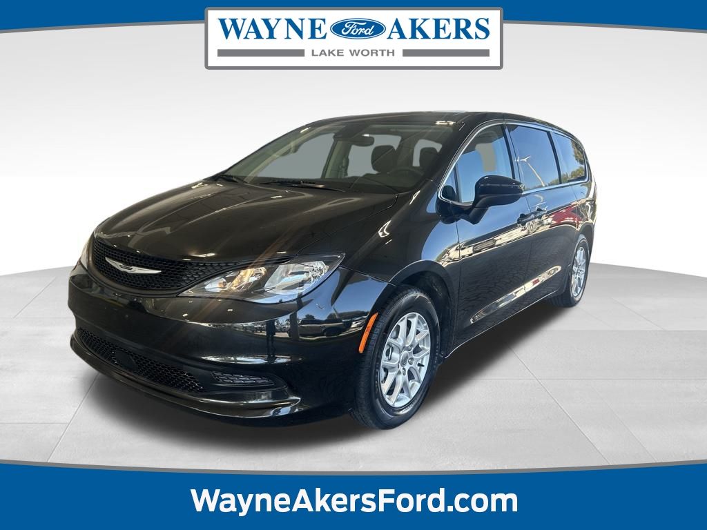 Pre-Owned 2023 Chrysler Voyager LX's photo