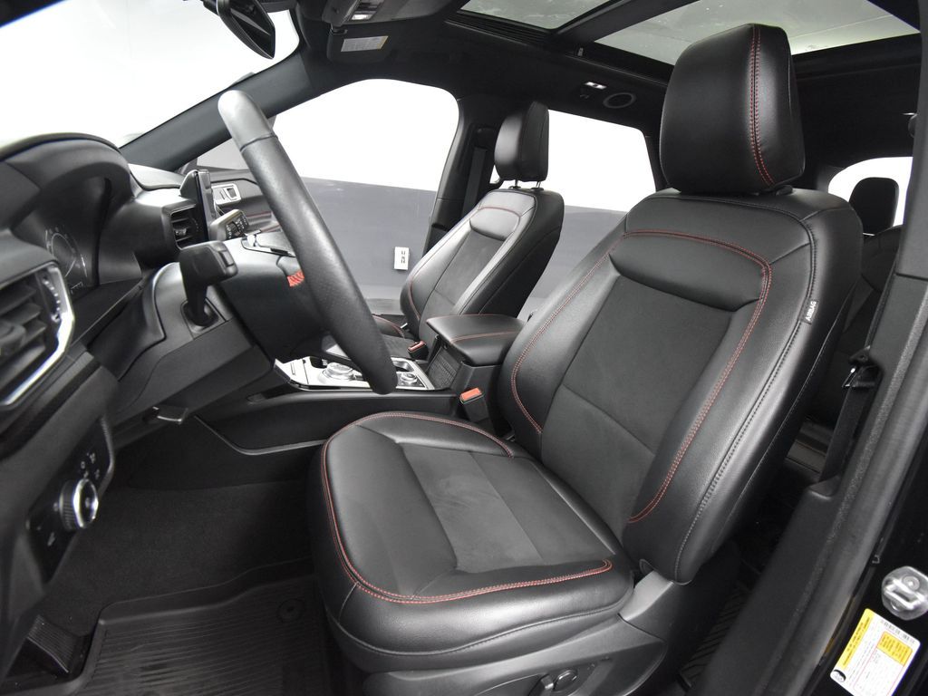 2024 Ford Explorer ST-Line photo 17