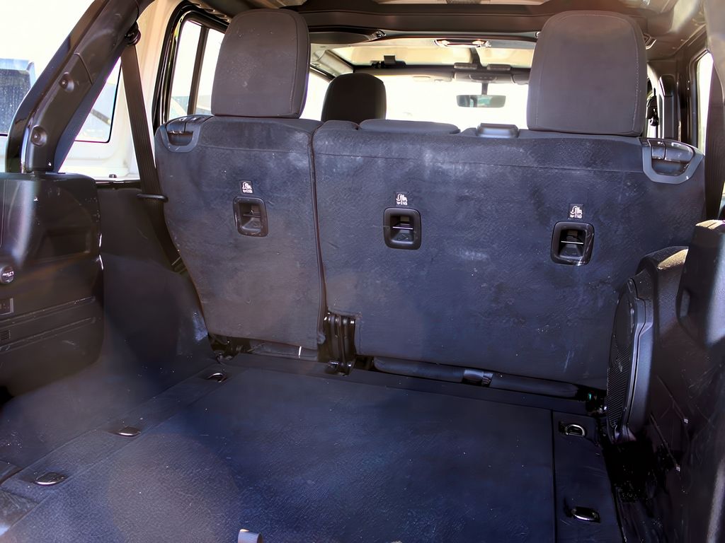 2023 Jeep Wrangler Sahara photo 8