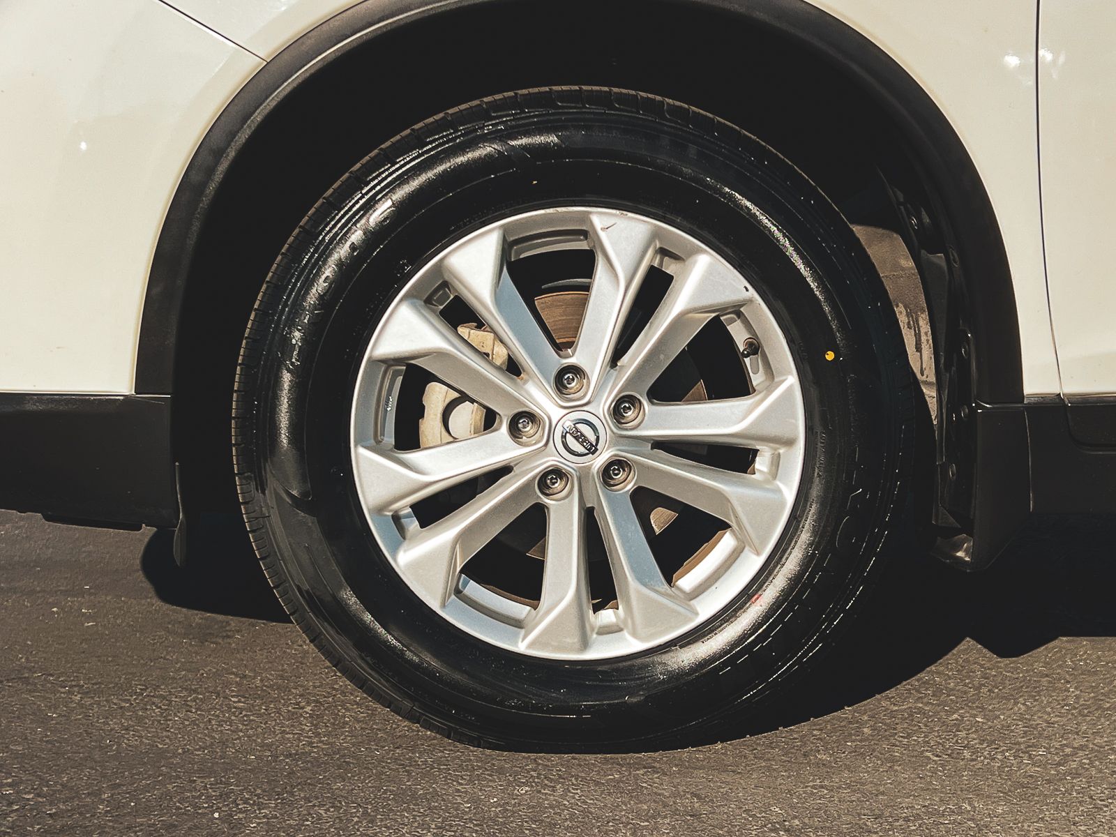 2016 Nissan Rogue SV photo 2
