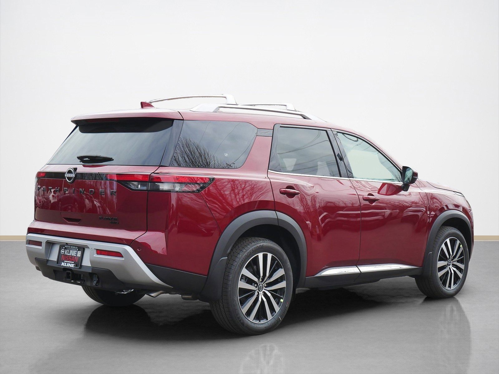 2025 Nissan Pathfinder Platinum photo 2