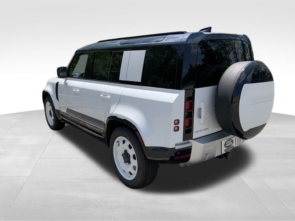 2025 Land Rover Defender 110 S photo 3