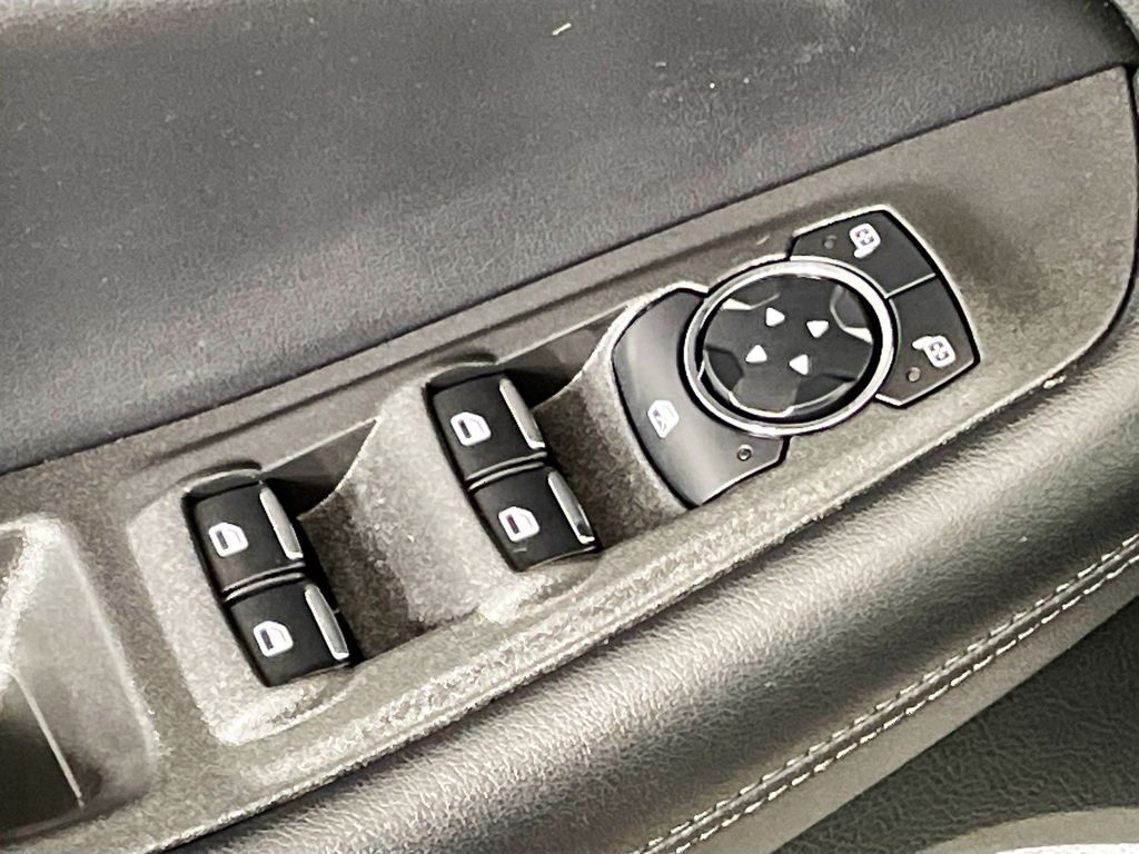 2023 Ford Edge SEL photo 17