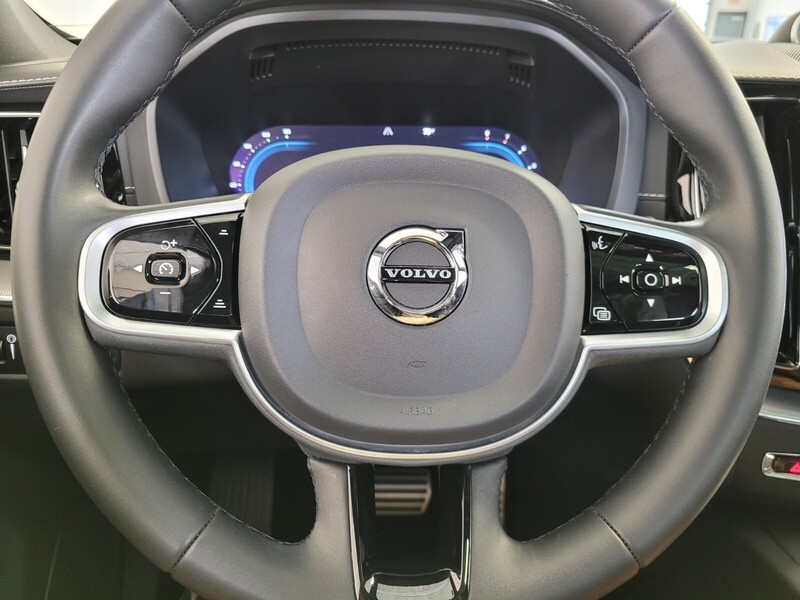 2022 Volvo XC60 B5 R-Design photo 30
