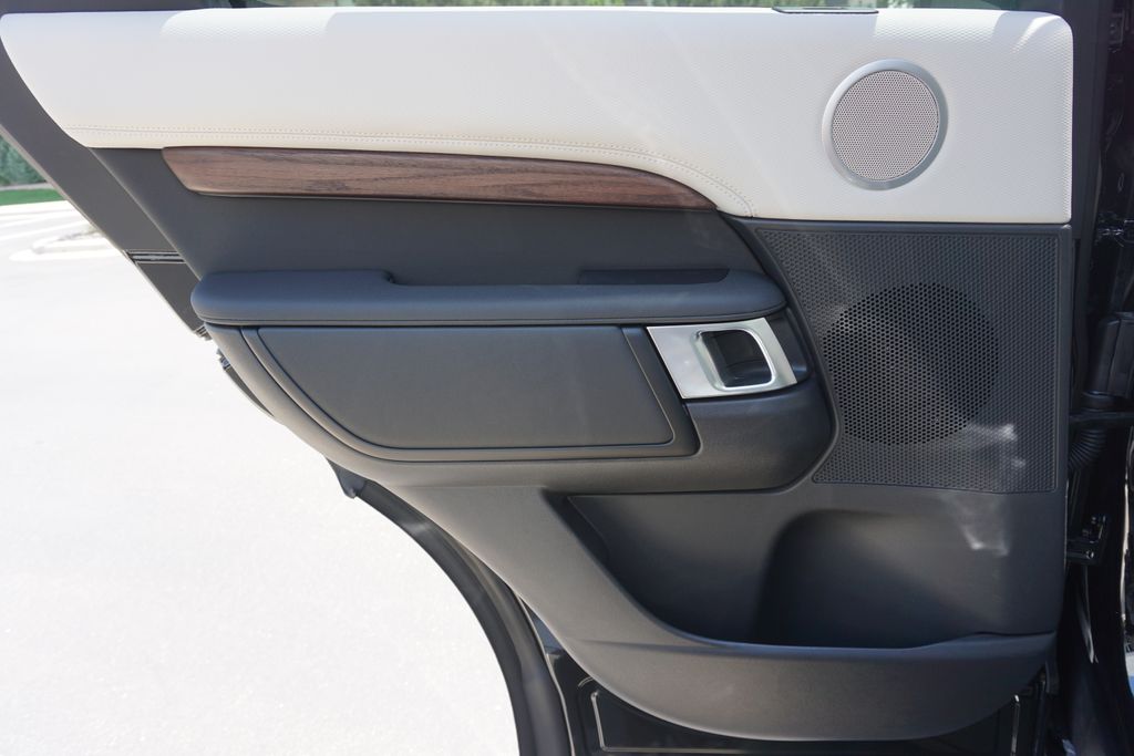 2025 Land Rover Discovery SE photo 28