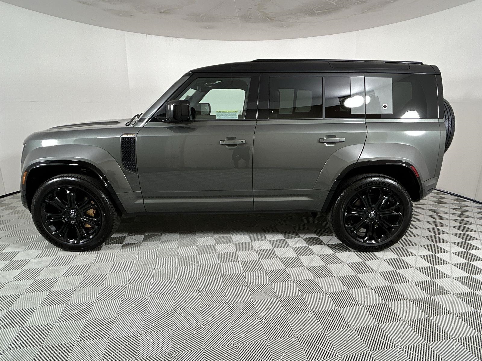 2025 Land Rover Defender 110 photo 2