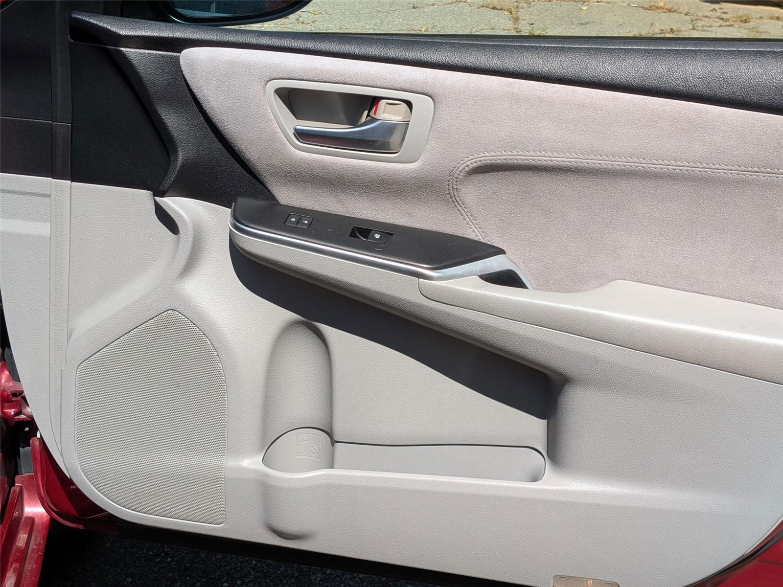 2015 Toyota Camry XSE photo 33