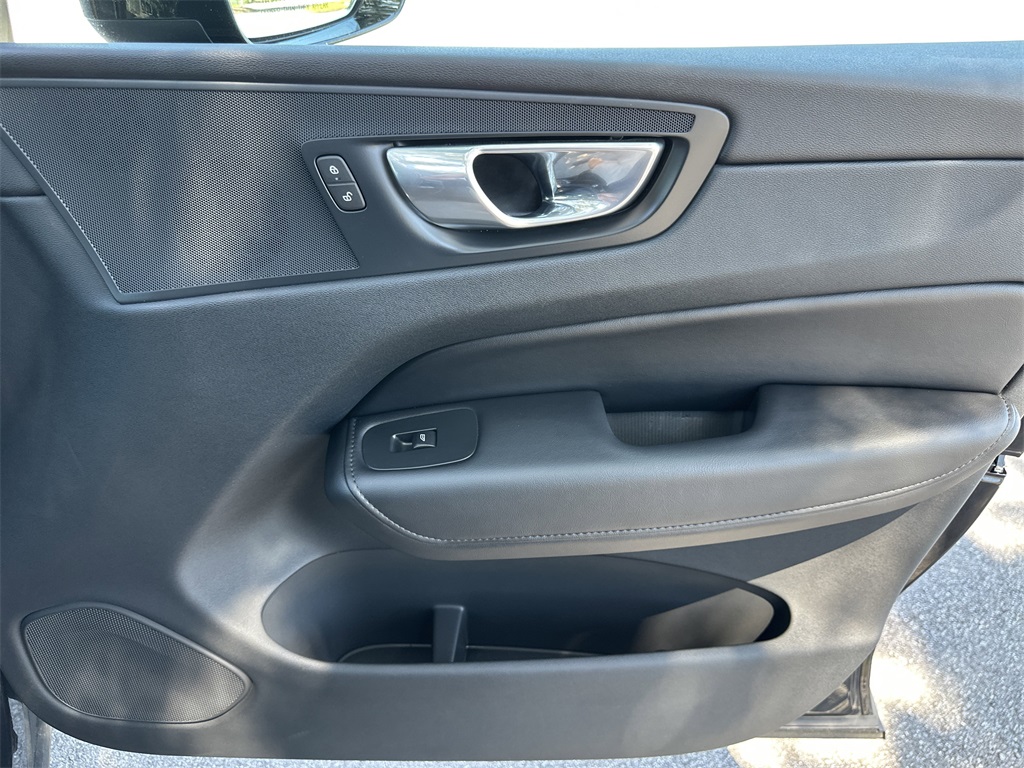 2023 Volvo XC60 B5 Plus photo 35
