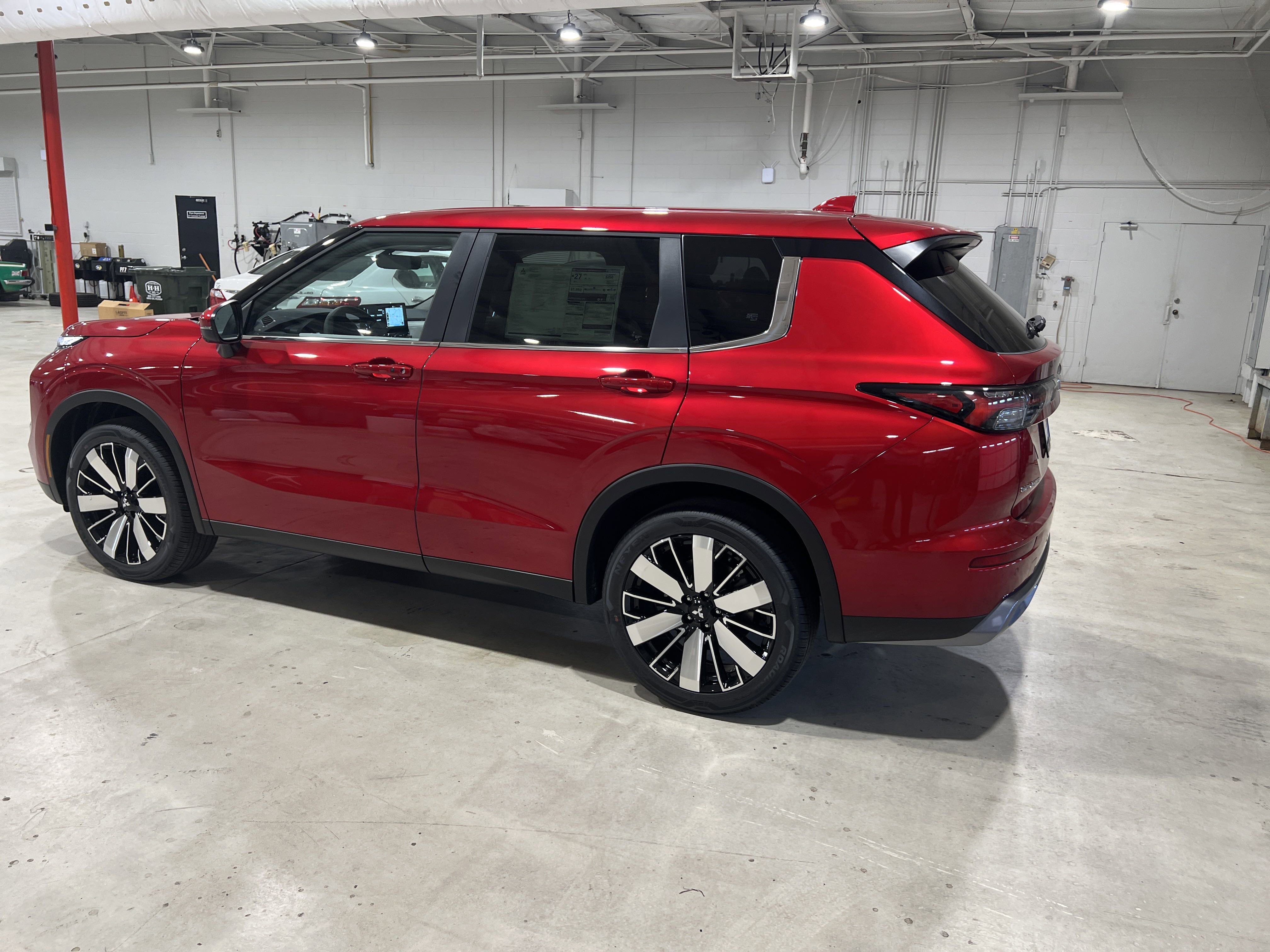 2025 Mitsubishi Outlander SE photo 3