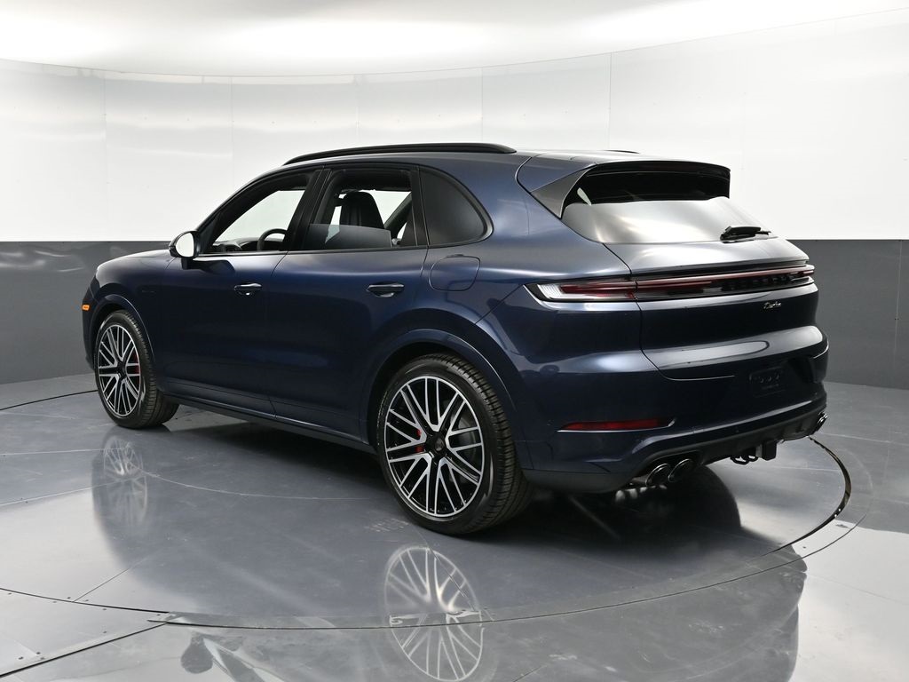 2025 Porsche Cayenne Turbo E-Hybrid photo 2