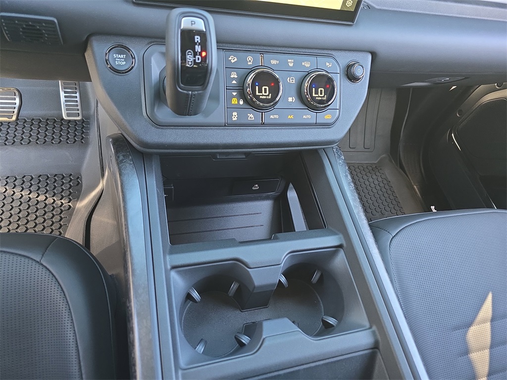 2025 Land Rover Defender 110 V8 photo 24