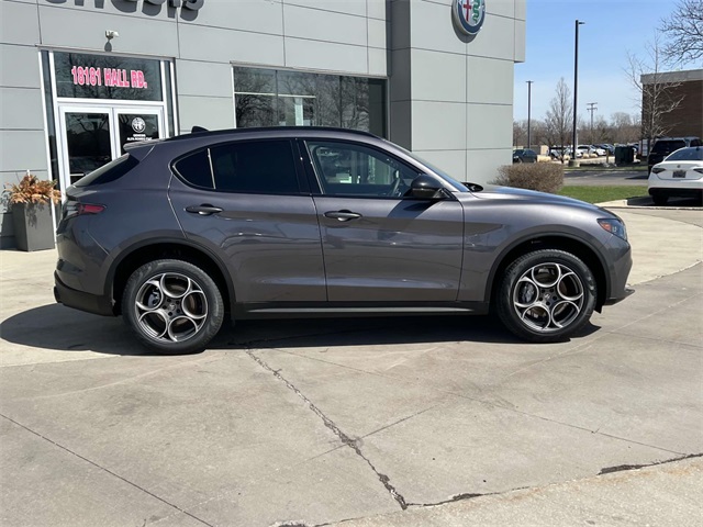 2025 Alfa Romeo Stelvio Sprint Base photo 2
