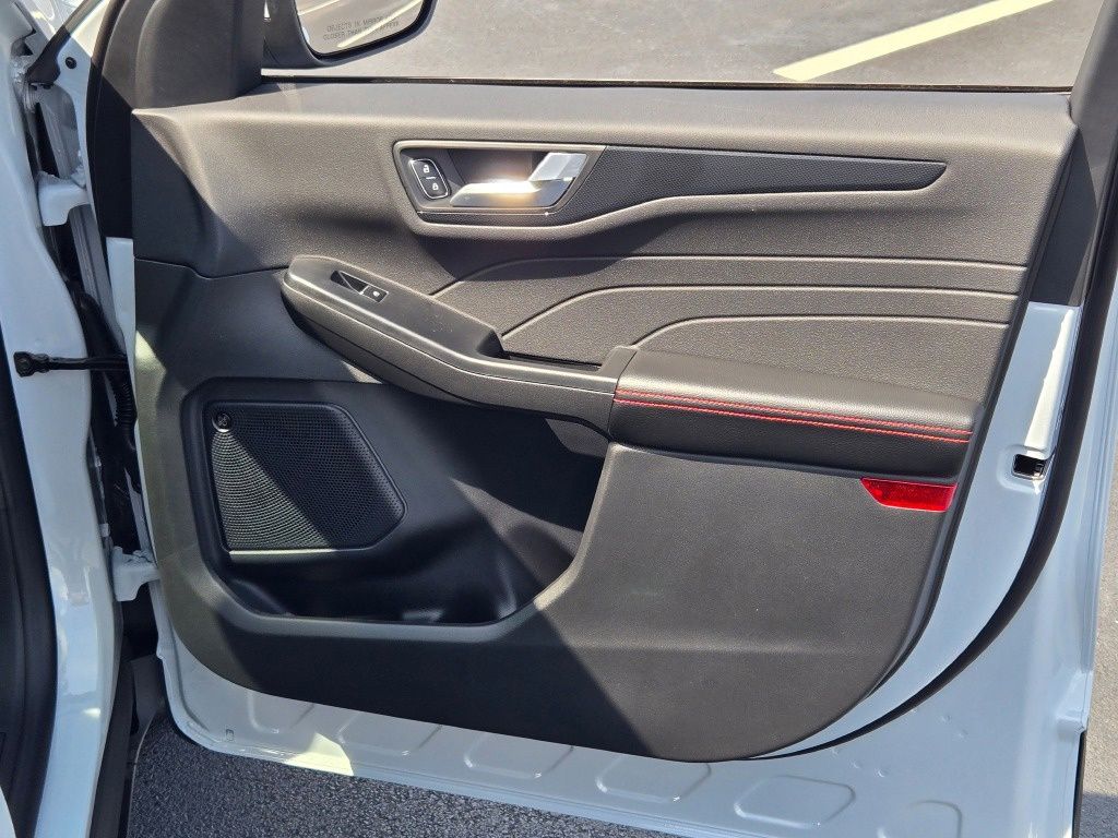 2025 Ford Escape Hybrid ST-Line Select photo 4