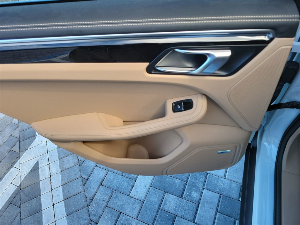 2024 Porsche Macan T photo 19