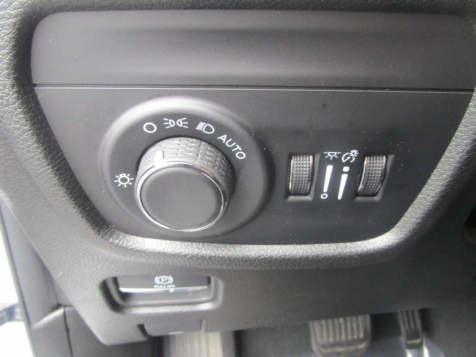 2024 Jeep Grand Cherokee Laredo photo 11