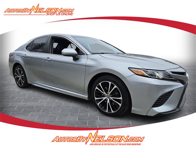 2019 Toyota Camry SE's photo
