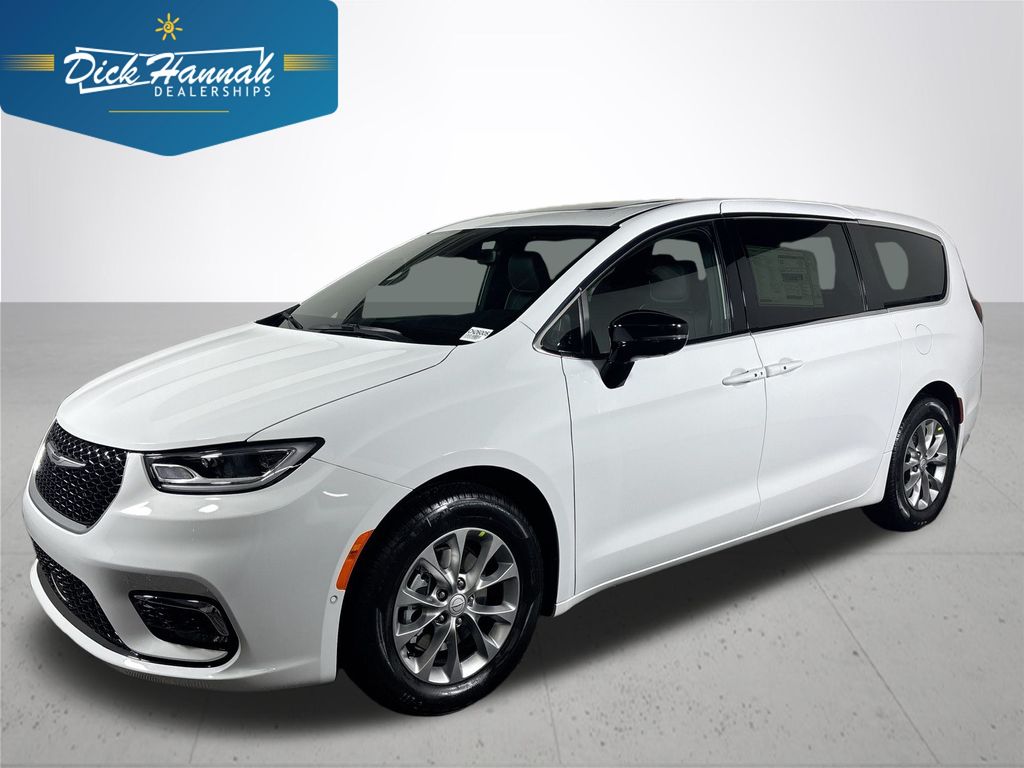 2026 Chrysler Pacifica Limited's photo