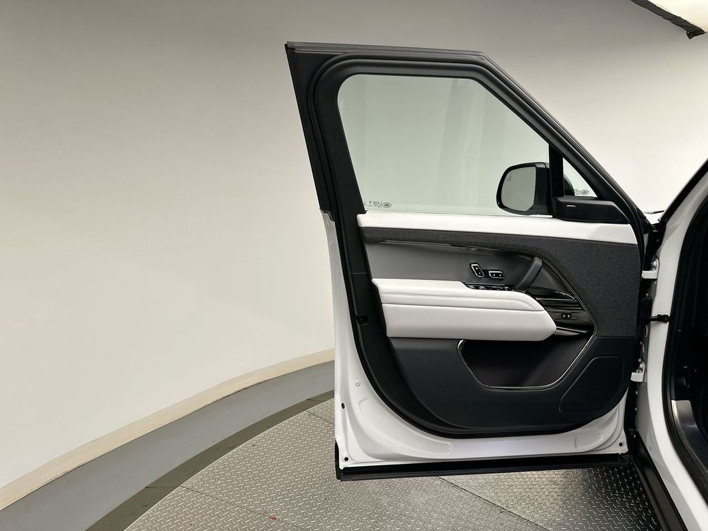 2024 Land Rover Range Rover Sport SE photo 9