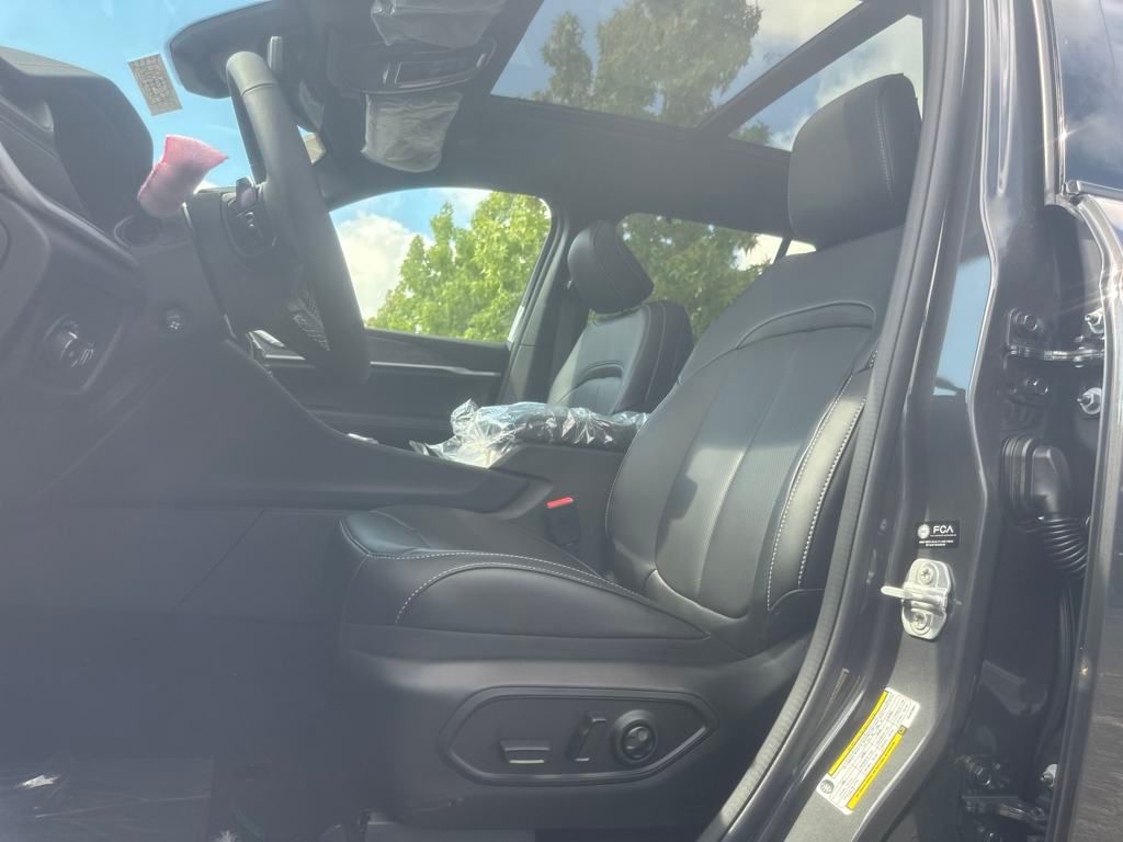 2025 Jeep Grand Cherokee Limited photo 2