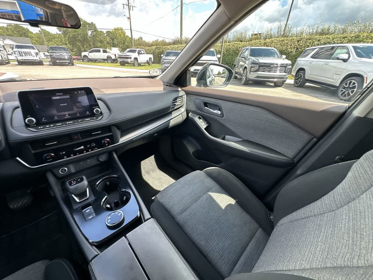 2023 Nissan Rogue SV photo 3