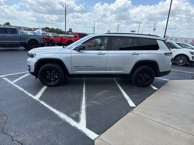 2024 Jeep Grand Cherokee Altitude photo 3
