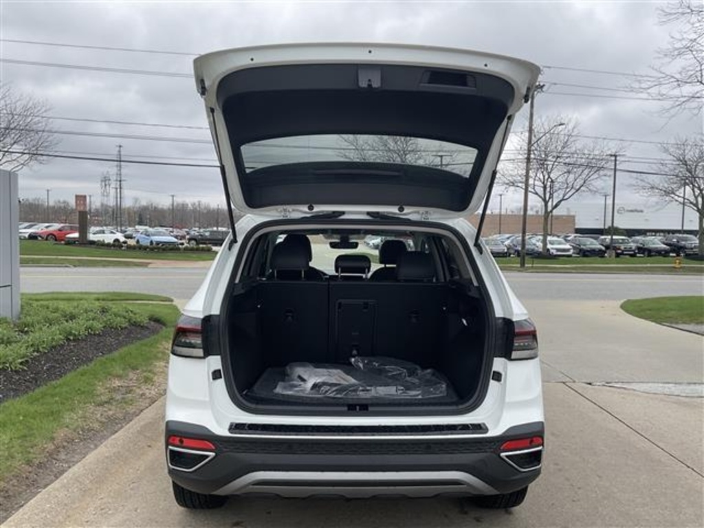 2025 Volkswagen Taos SEL photo 3