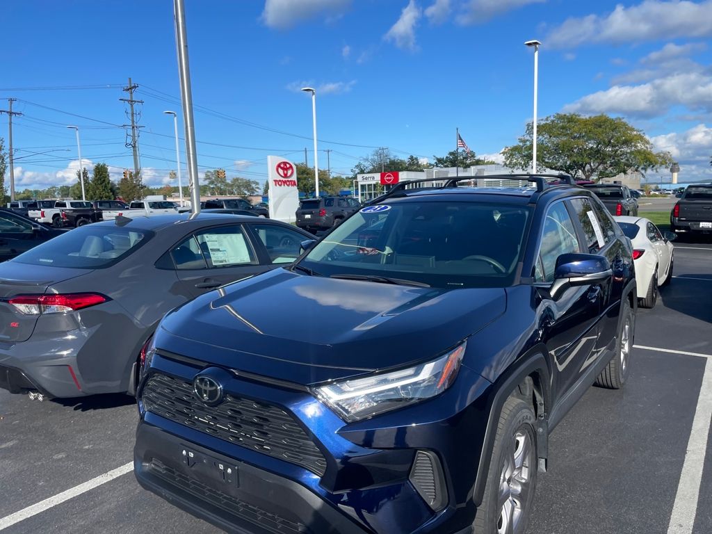 2023 Toyota RAV4 XLE photo 2