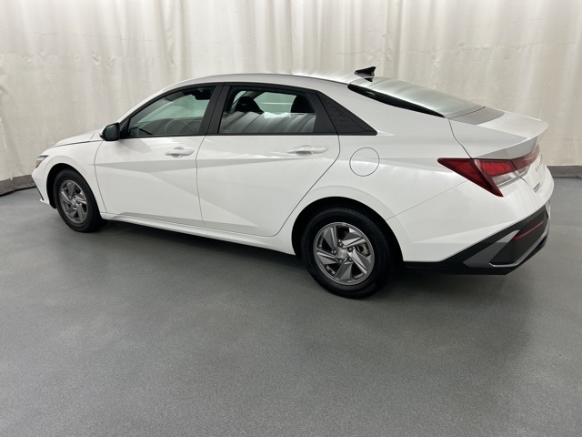 2024 Hyundai Elantra SE photo 3