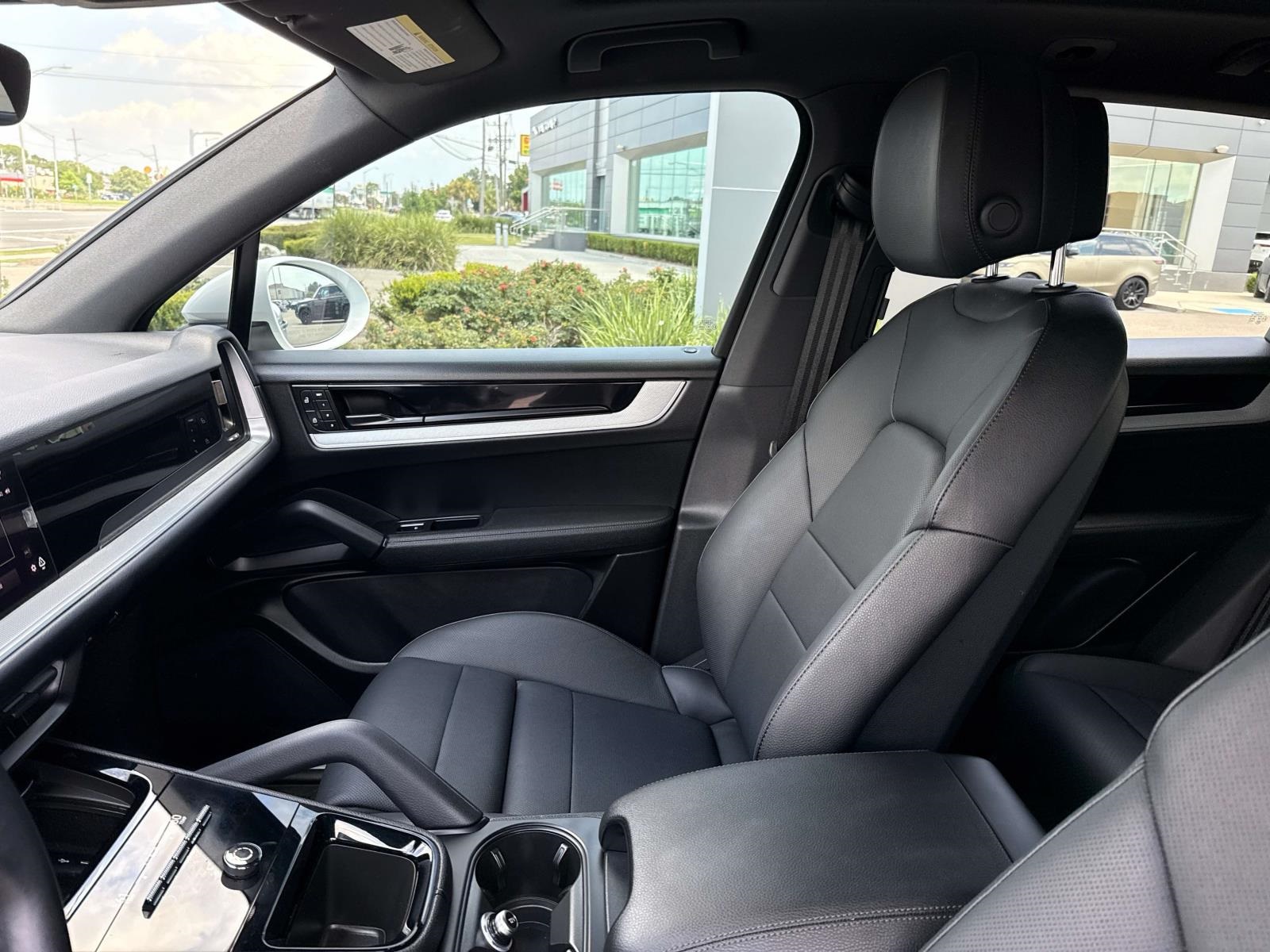 2024 Porsche Cayenne Base photo 18