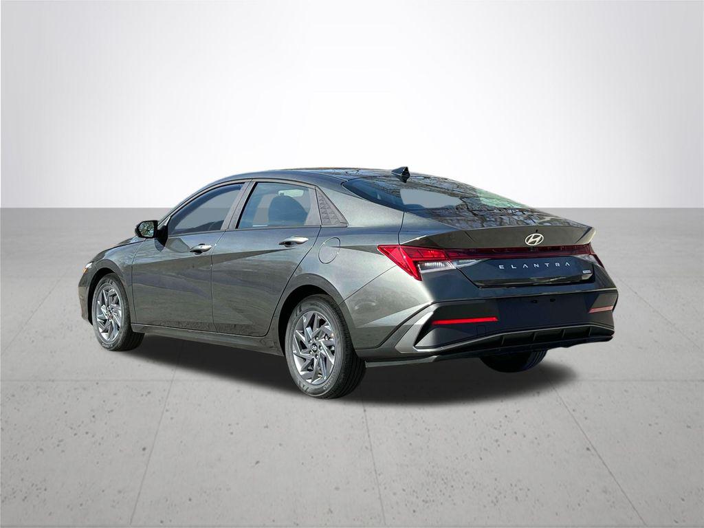 2025 Hyundai Elantra Hybrid Blue photo 4