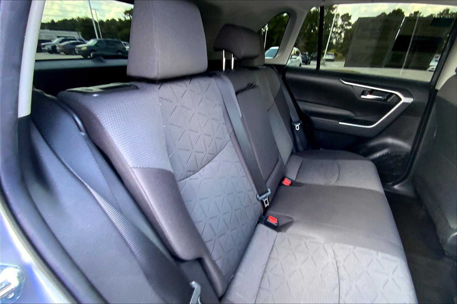 2020 Toyota RAV4 XLE photo 18