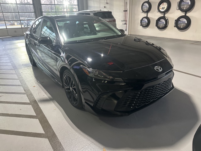 2025 Toyota Camry SE's photo
