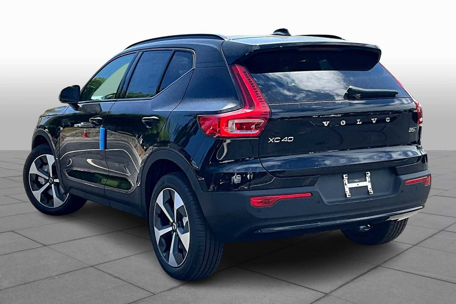 2026 Volvo XC40 Core photo 3