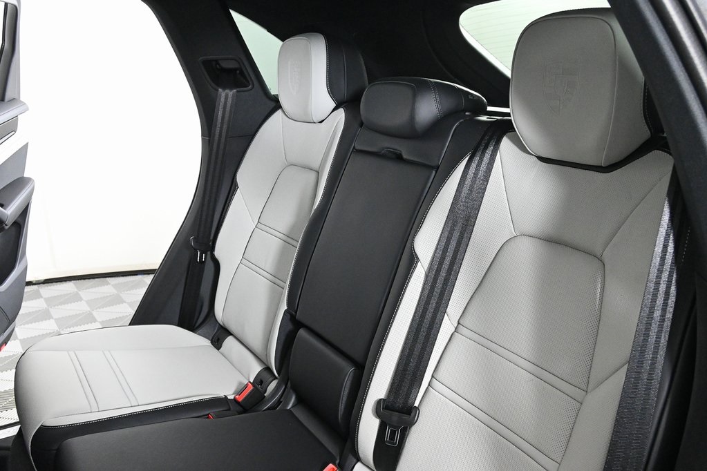 2025 Porsche Cayenne photo 21