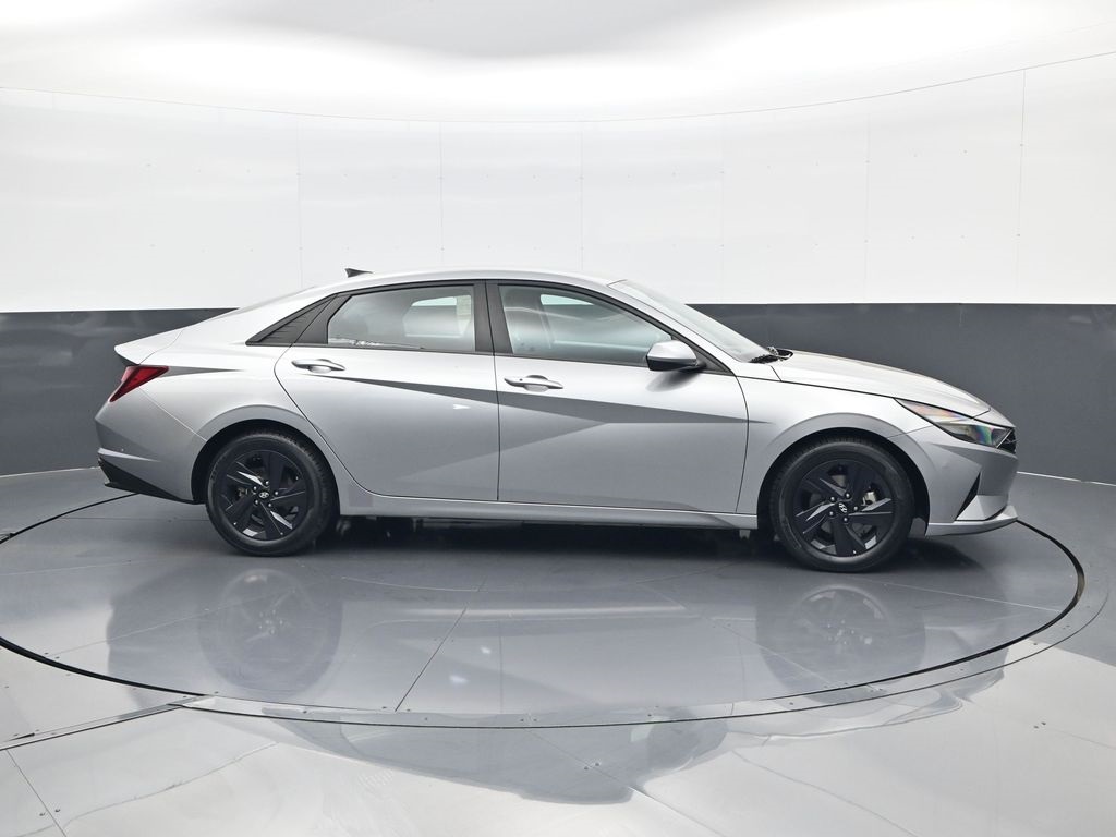 2023 Hyundai Elantra SEL photo 4