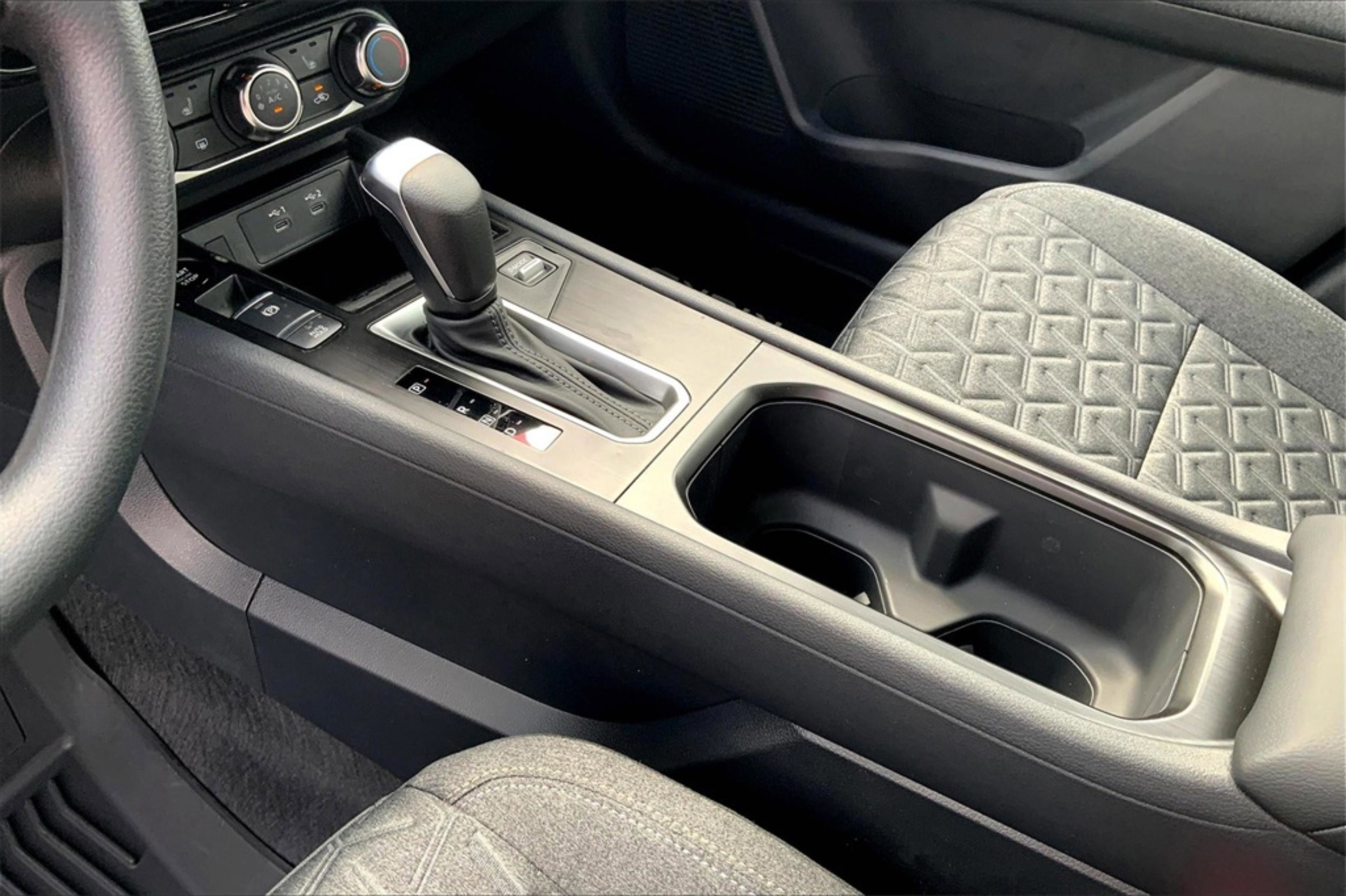2025 Nissan Kicks SV photo 7