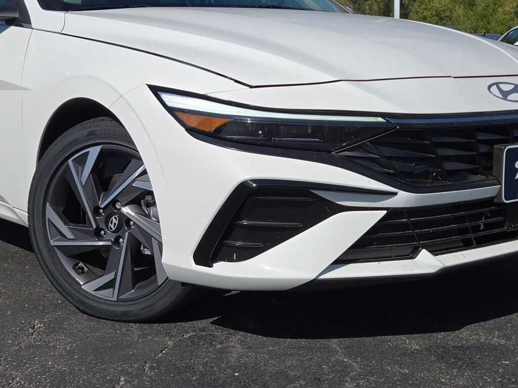 2025 Hyundai Elantra SEL Convenience photo 3