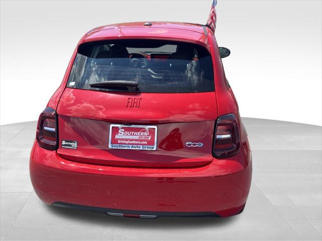 2024 Fiat 500e Red photo 16