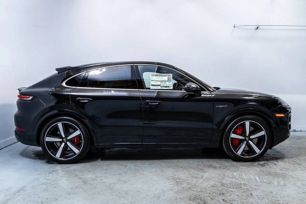 2026 Porsche Cayenne Turbo E-Hybrid Coupe photo 7