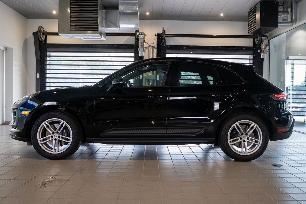 2025 Porsche Macan Base photo 2