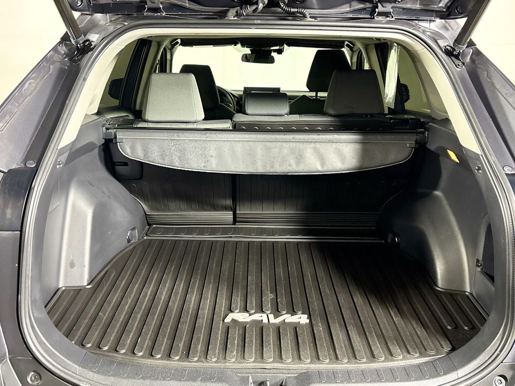 2021 Toyota RAV4 Hybrid XLE photo 16