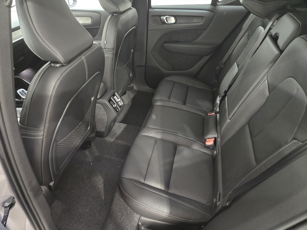 2026 Volvo XC40 Plus photo 10
