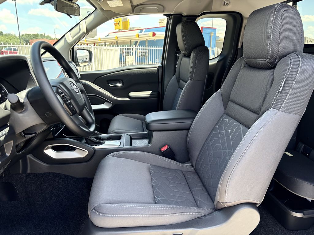 2025 Nissan Frontier SV photo 14