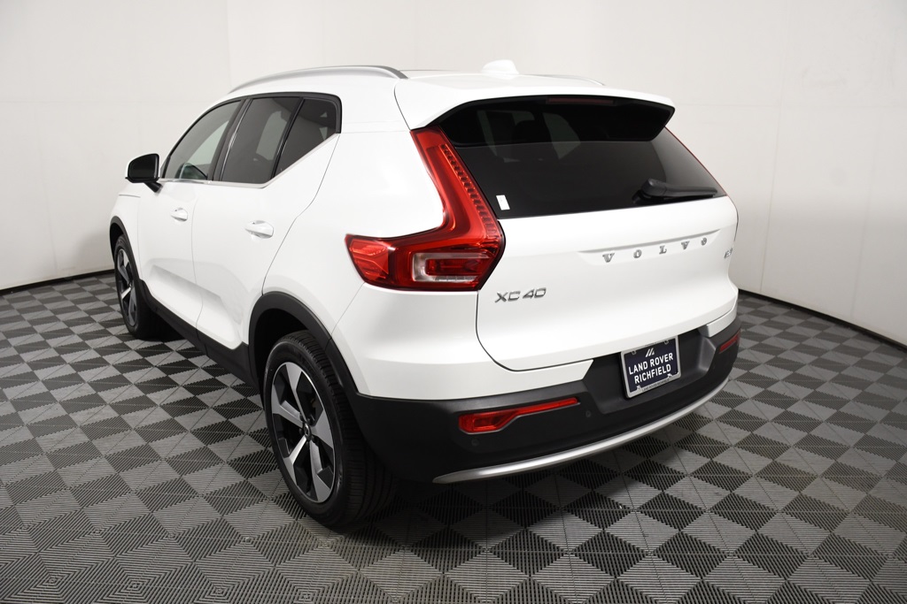2025 Volvo XC40 Plus photo 4