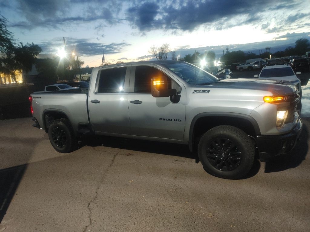 2025 Chevrolet Silverado 2500HD Custom photo 3