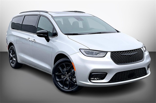 2026 Chrysler Pacifica Limited's photo