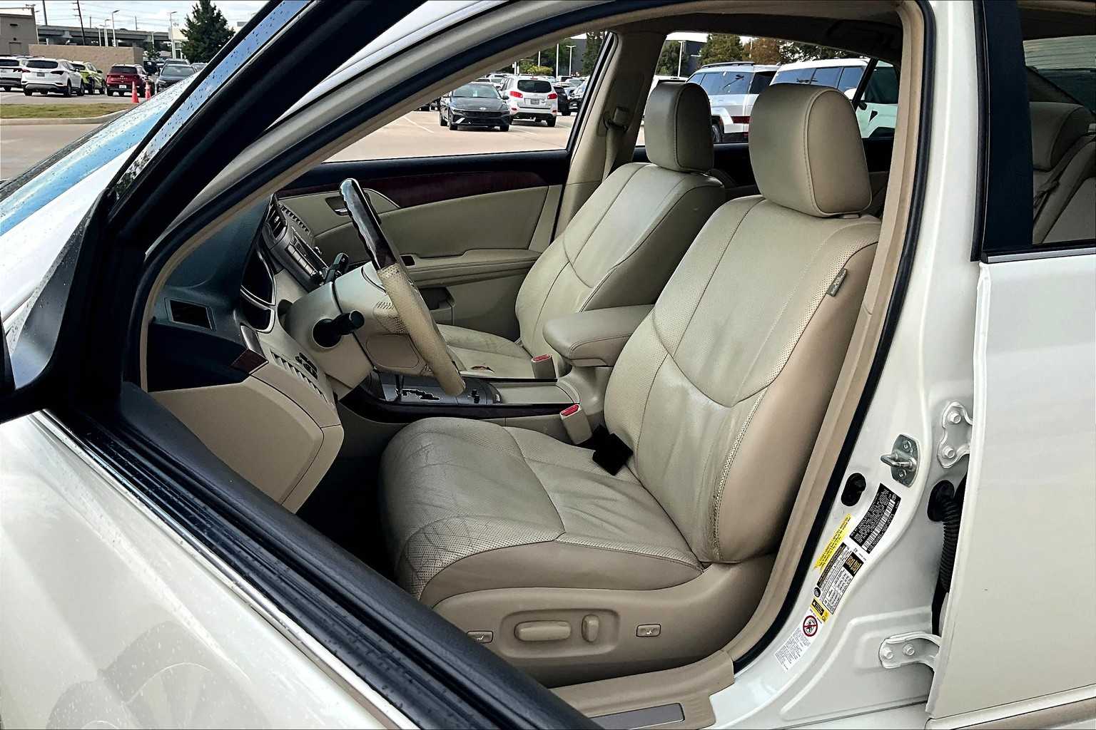 2011 Toyota Avalon Limited photo 7