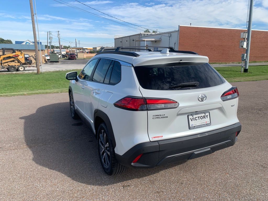 2023 Toyota Corolla Cross XLE photo 2